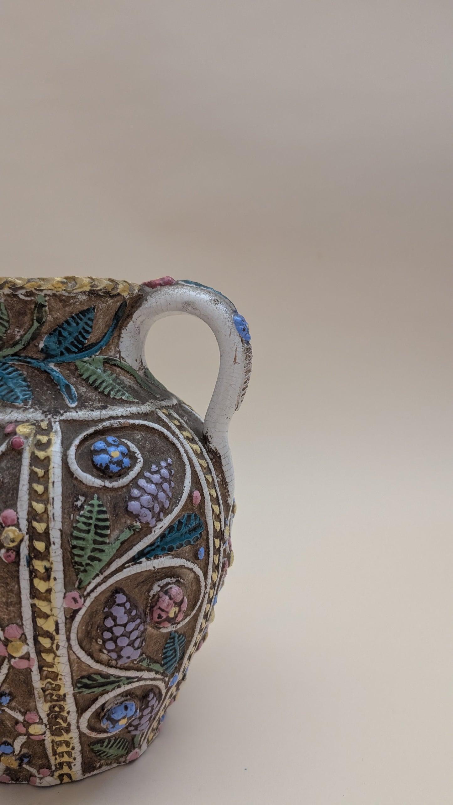 Paire de petits vases ajourés en faïence émaillée – Made in Italy