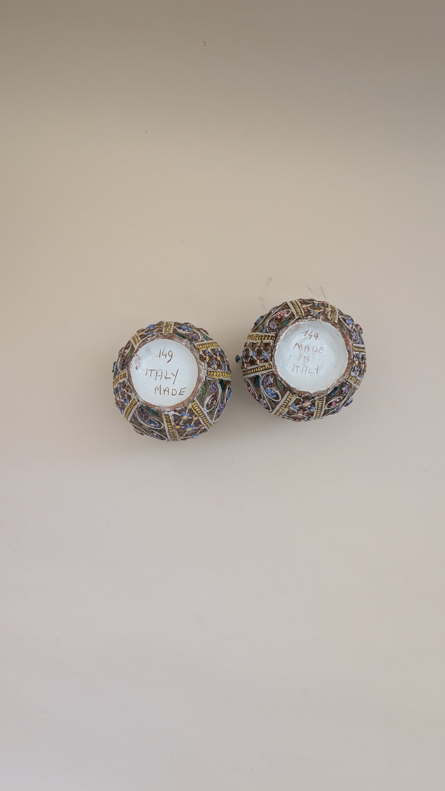 Paire de petits vases ajourés en faïence émaillée – Made in Italy