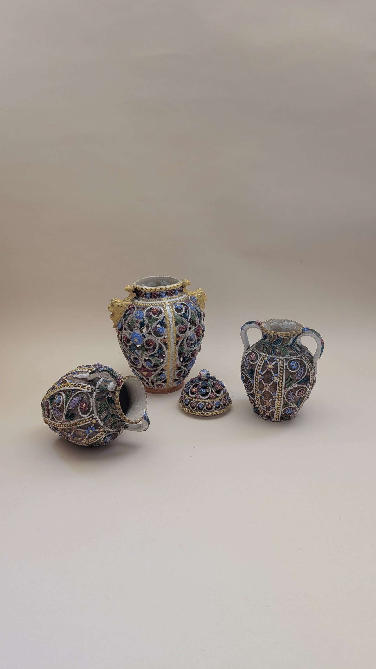 Paire de petits vases ajourés en faïence émaillée – Made in Italy