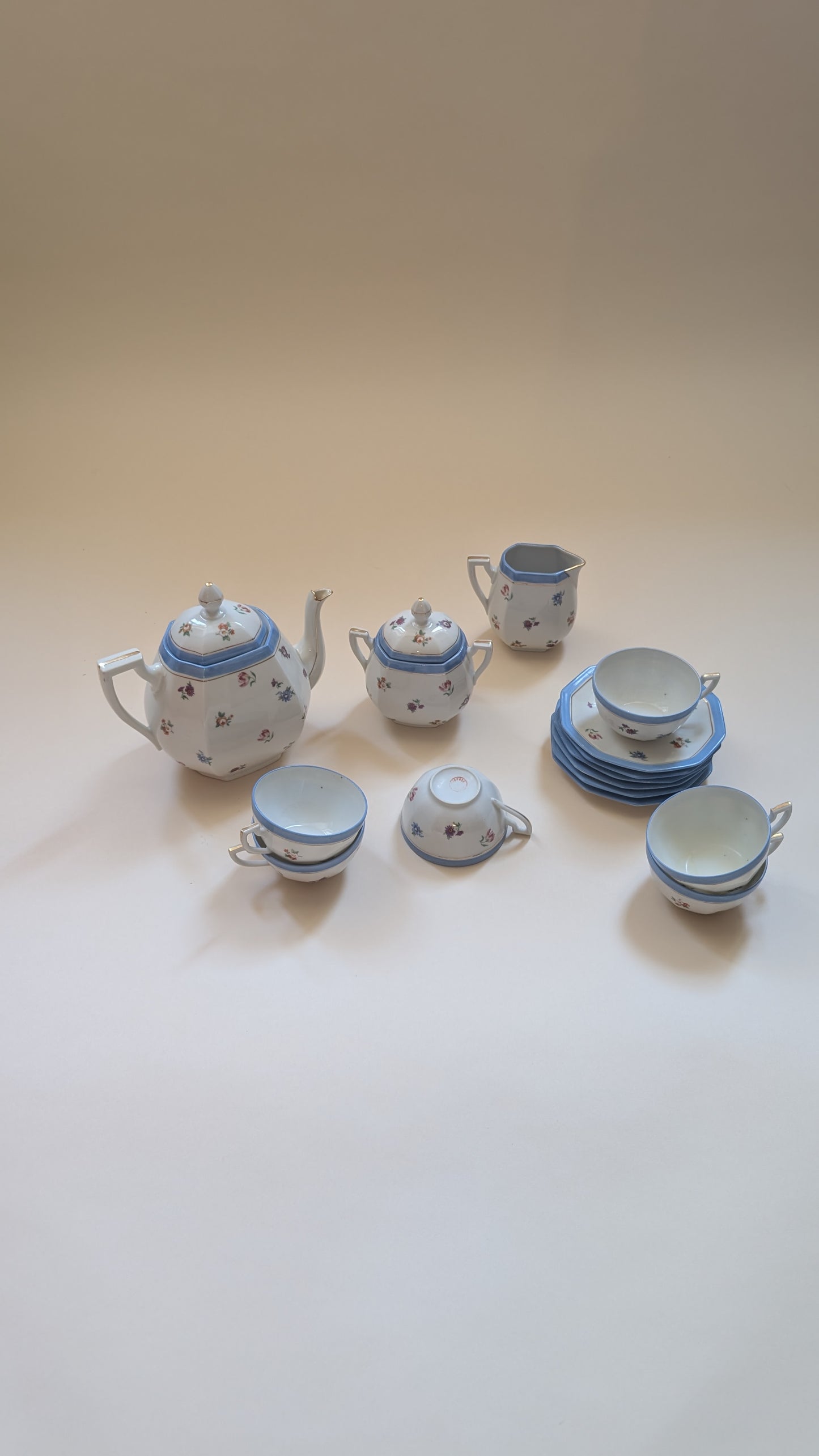 Service à thé, 6 tasses et 11 coupelles