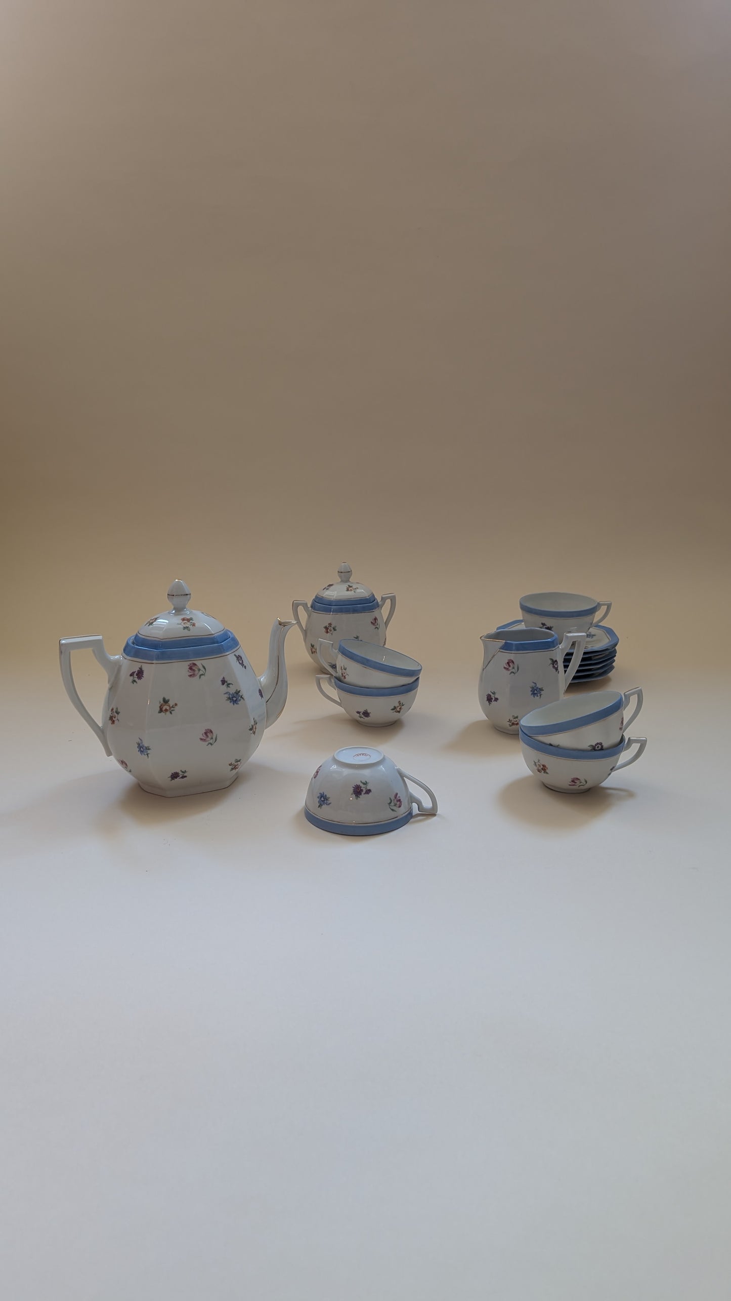 Service à thé, 6 tasses et 11 coupelles