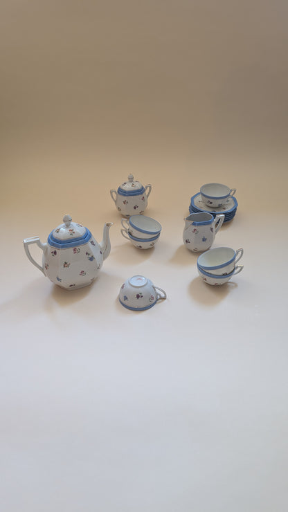 Service à thé, 6 tasses et 11 coupelles