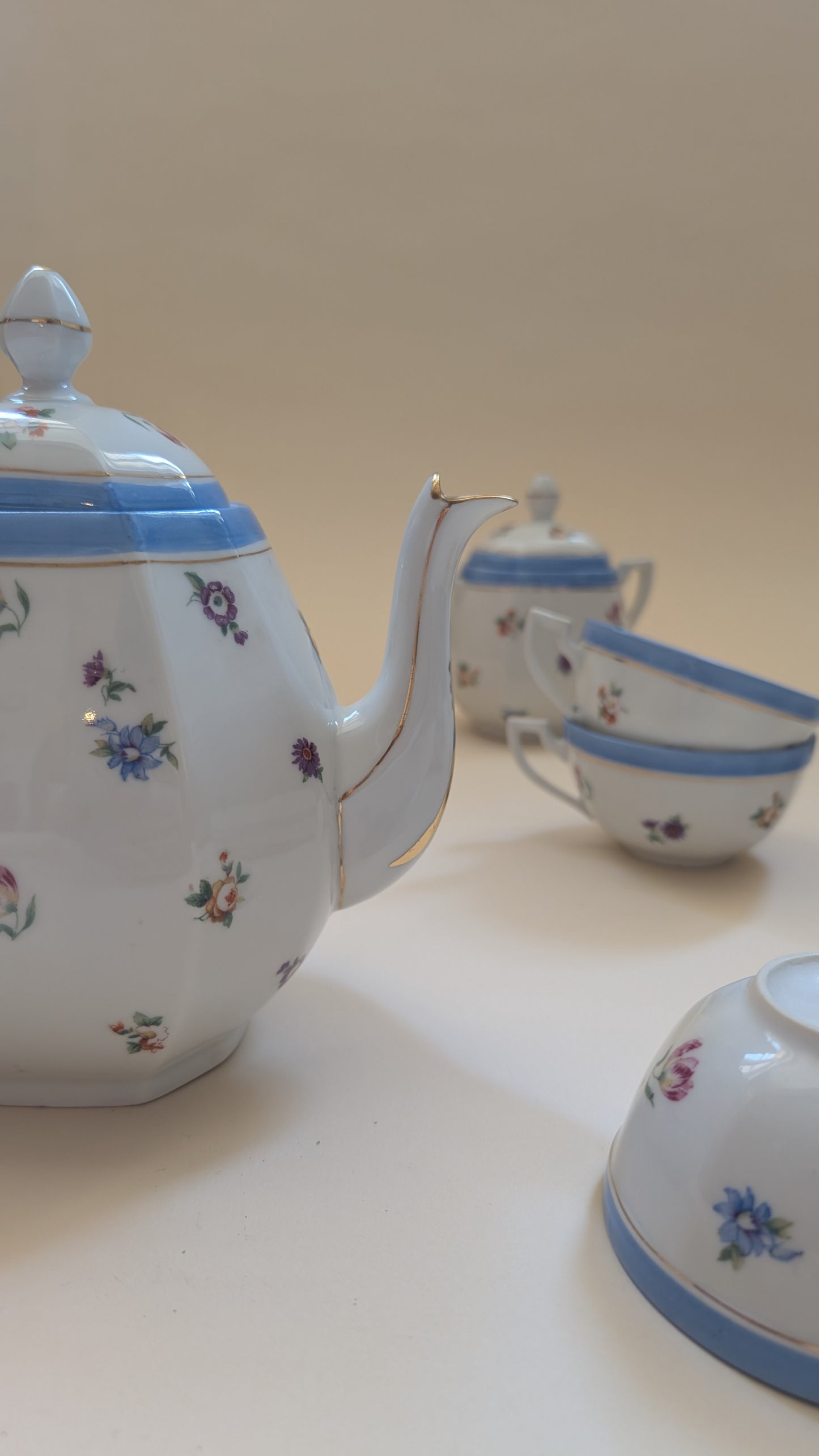 Service à thé, 6 tasses et 11 coupelles