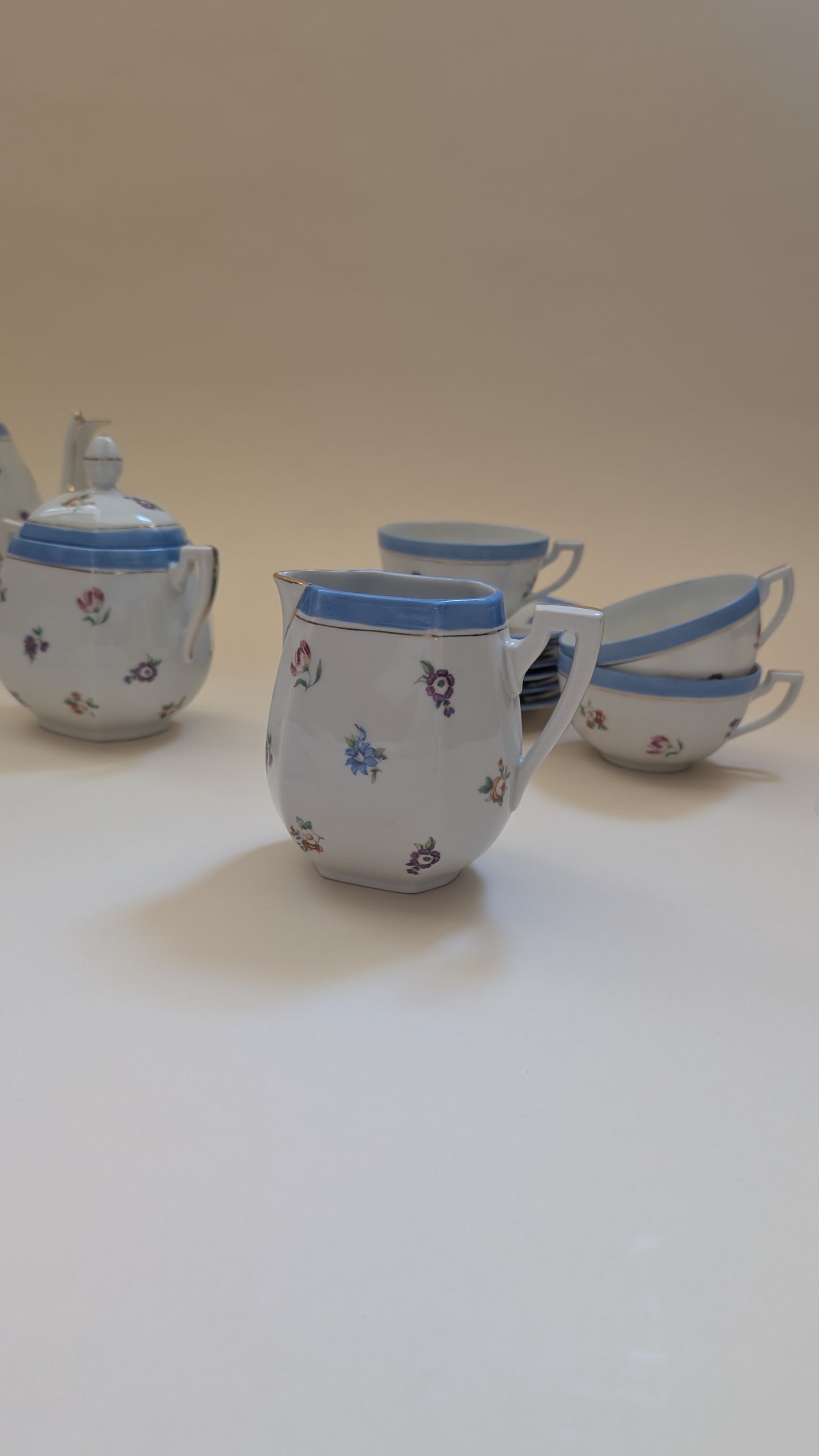 Service à thé, 6 tasses et 11 coupelles