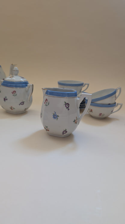 Service à thé, 6 tasses et 11 coupelles