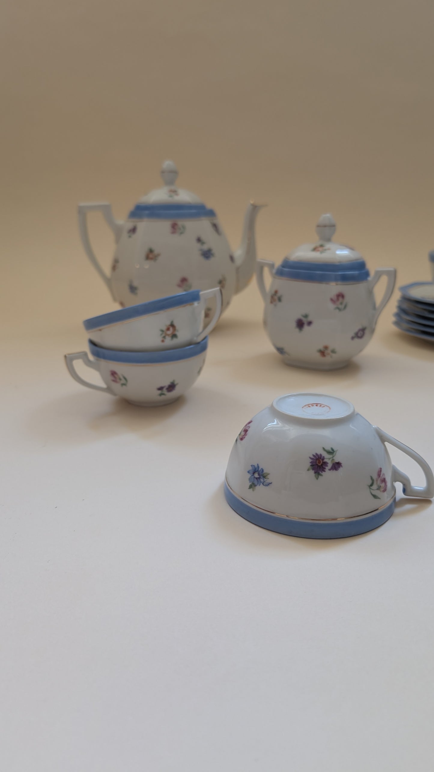 Service à thé, 6 tasses et 11 coupelles