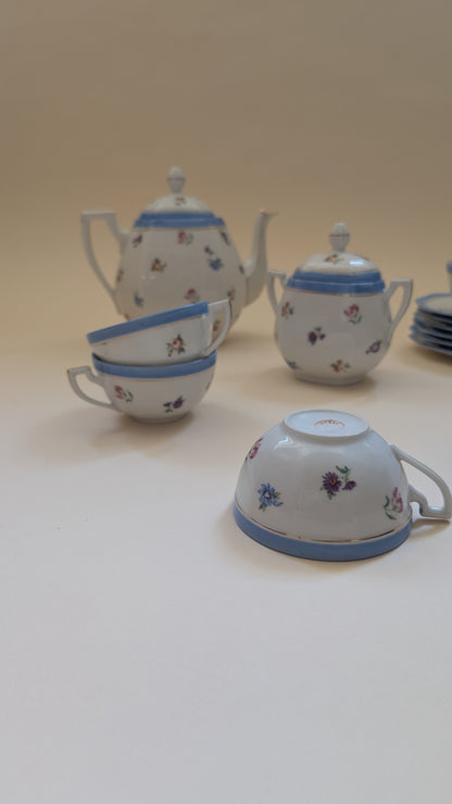 Service à thé, 6 tasses et 11 coupelles