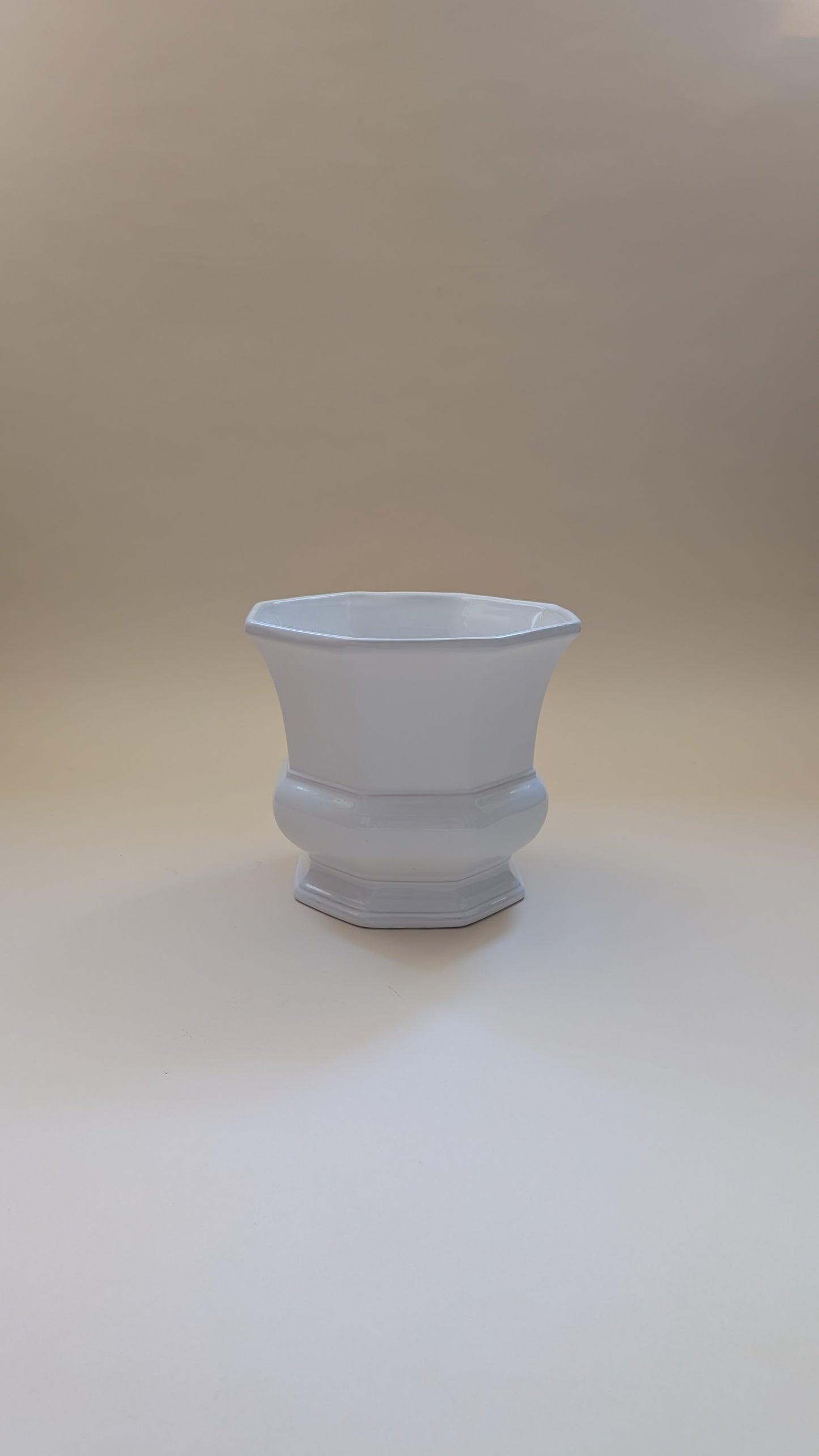 Cache-pot en céramique blanche