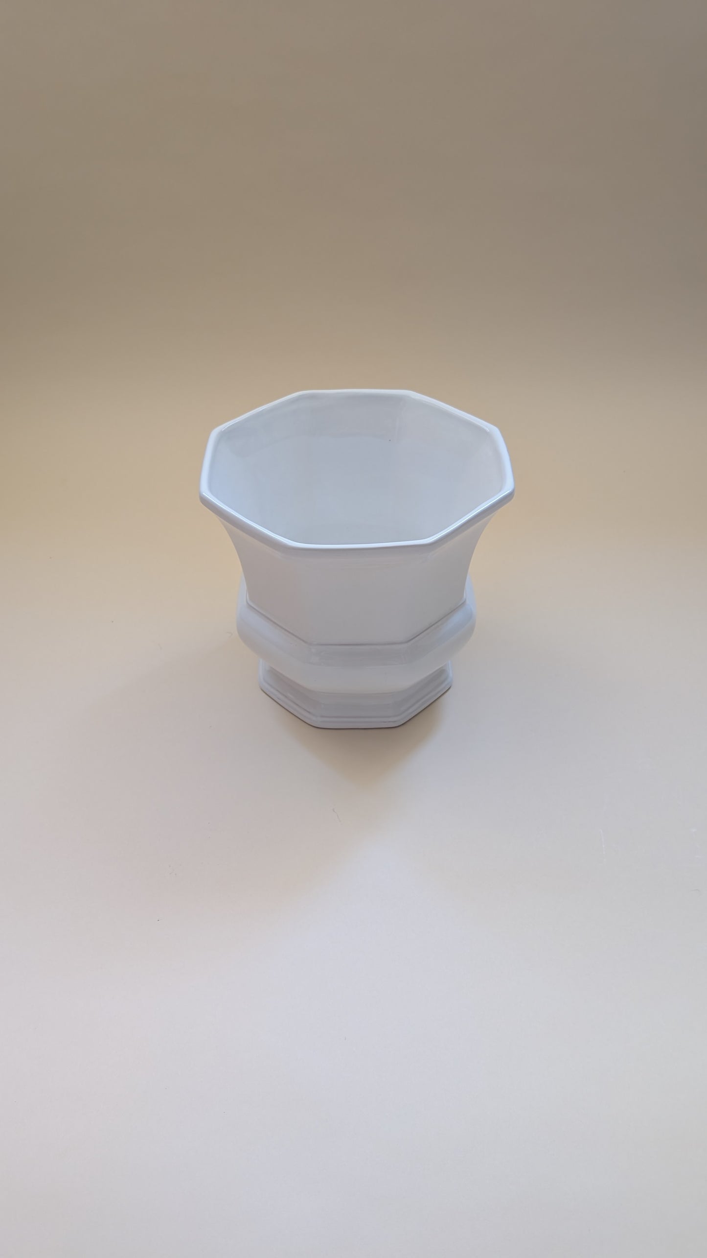 Cache-pot en céramique blanche