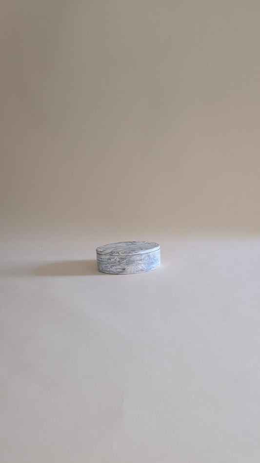 Boîte ovale en céramique marbrée