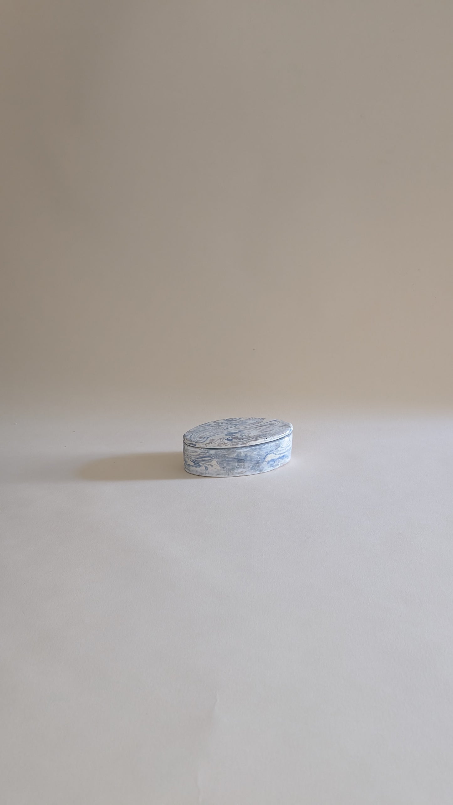 Boîte ovale en céramique marbrée