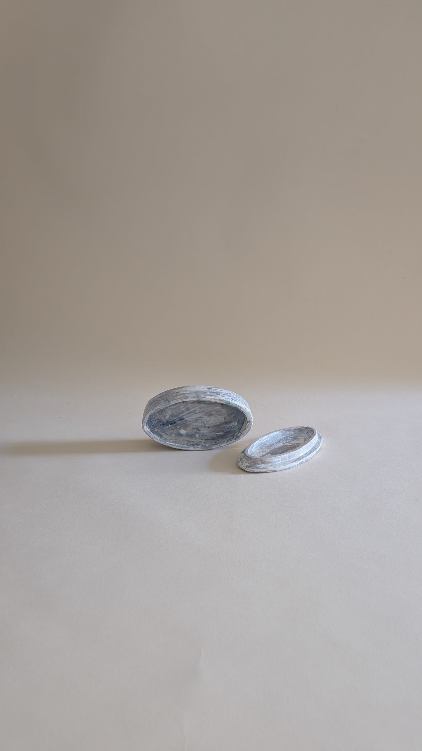 Boîte ovale en céramique marbrée