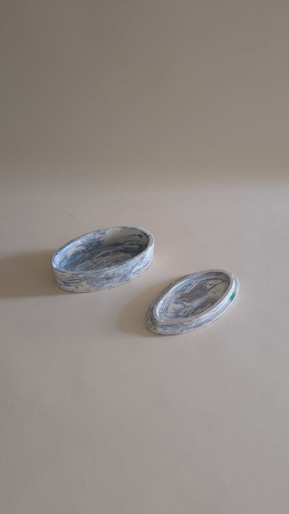 Boîte ovale en céramique marbrée