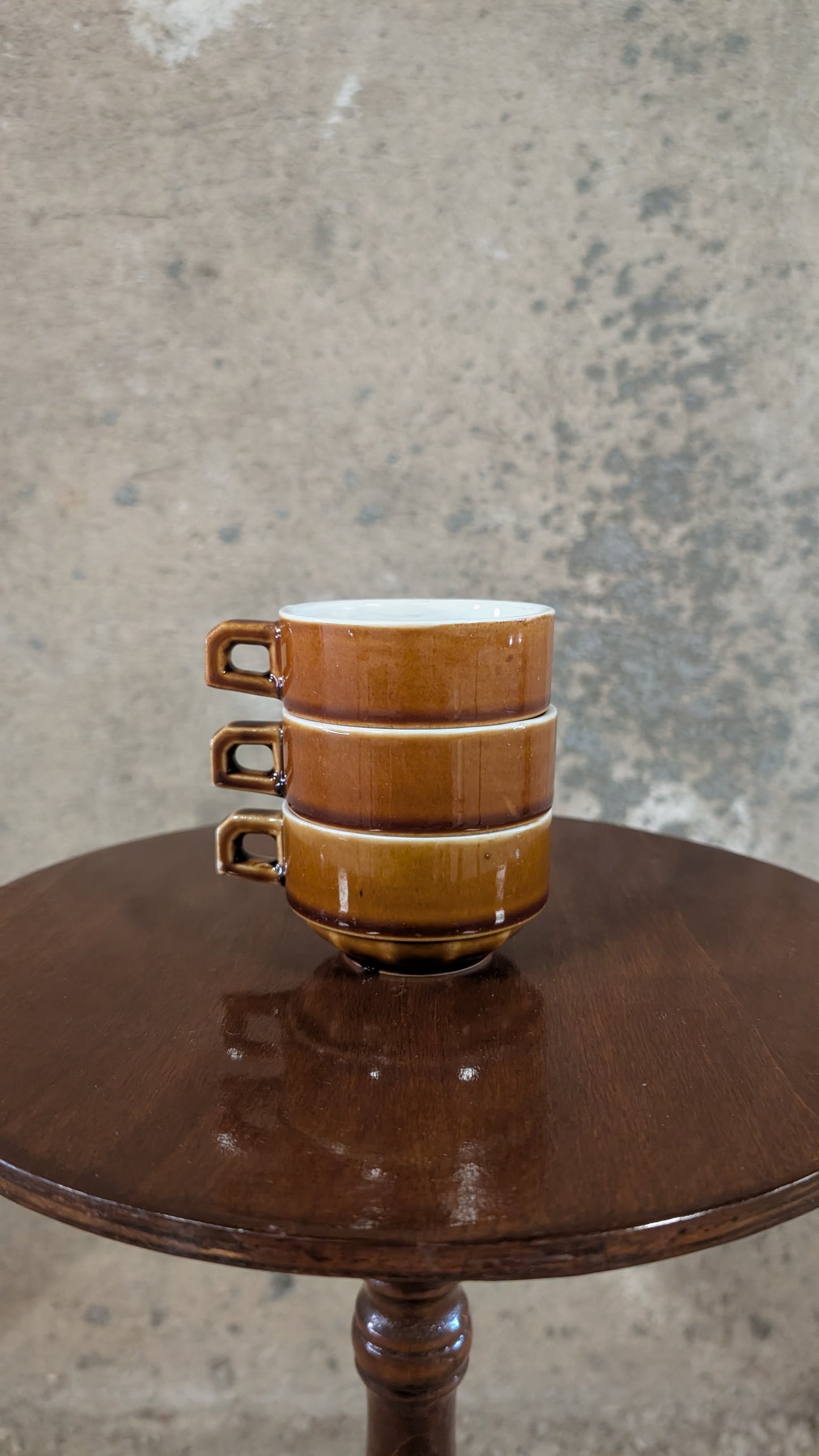 Trio de tasses en grès marron