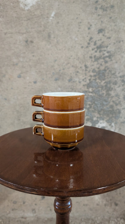 Trio de tasses en grès marron