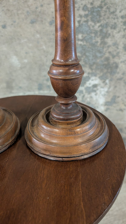 Paire de bougeoirs en bois tourné