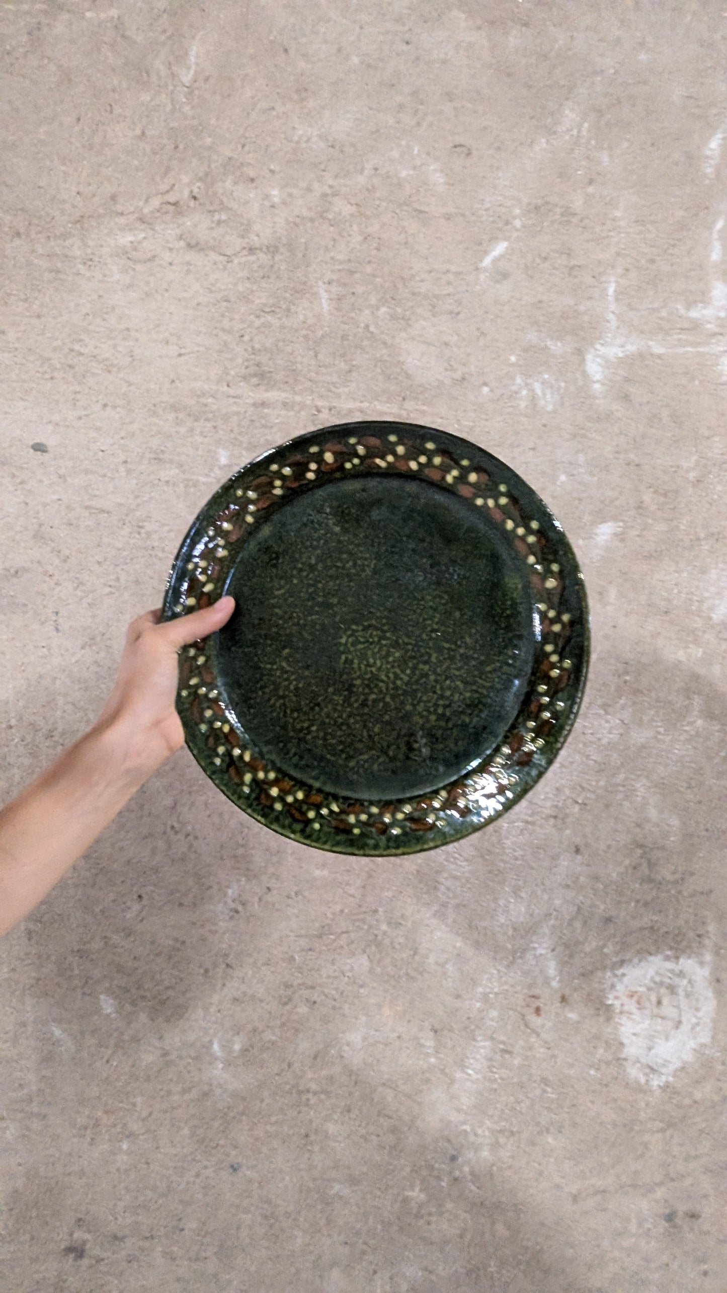 Plat en grès vert
