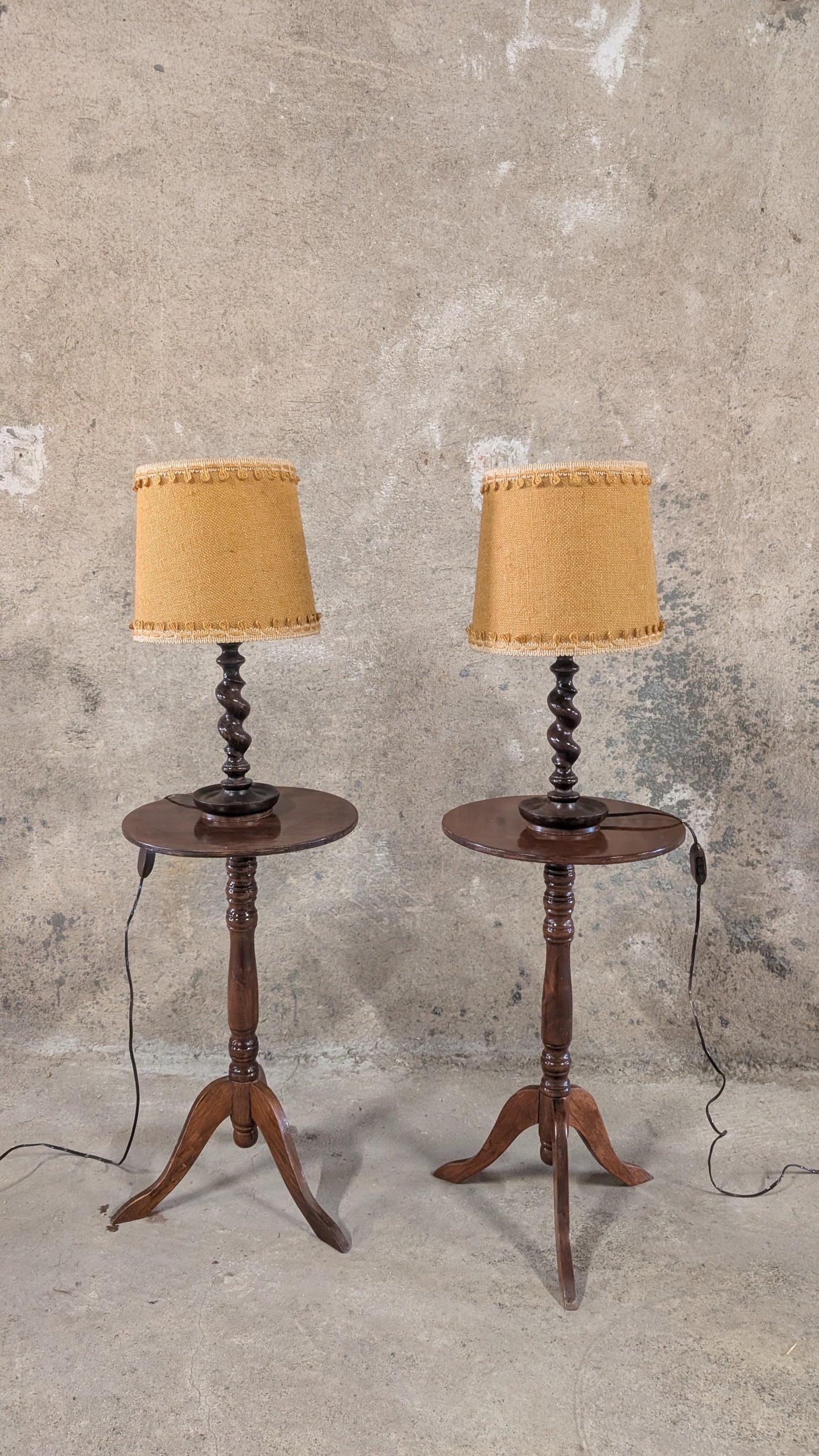Paire de lampes en bois tourné