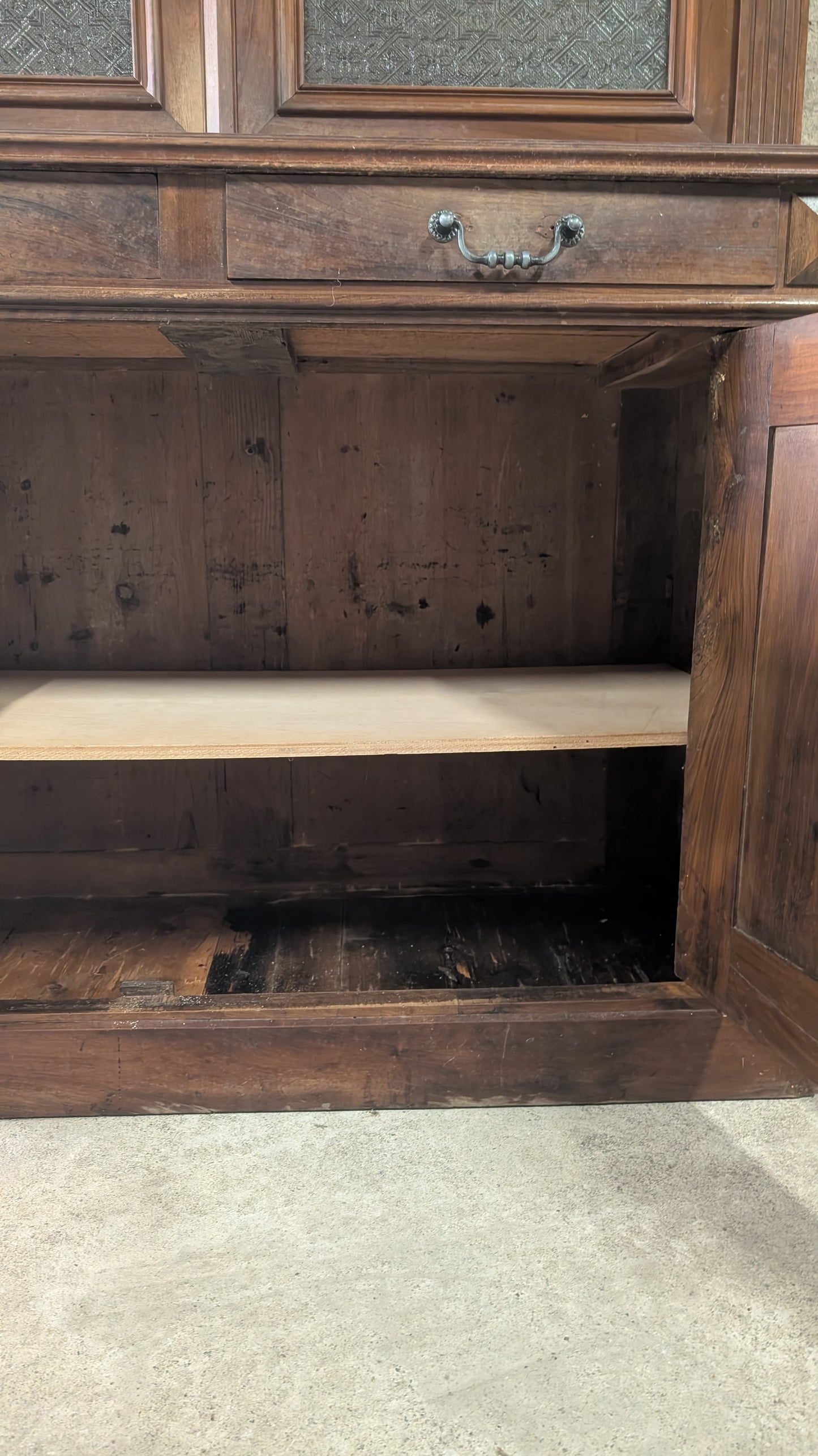 Buffet vitrine en bois massif