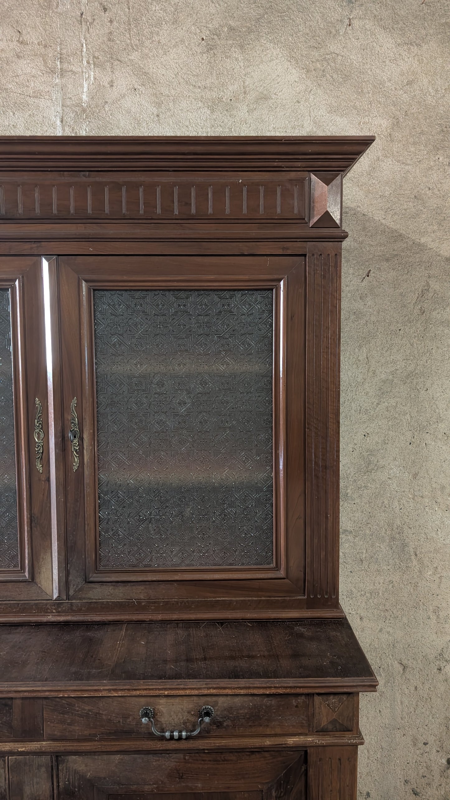 Buffet vitrine en bois massif