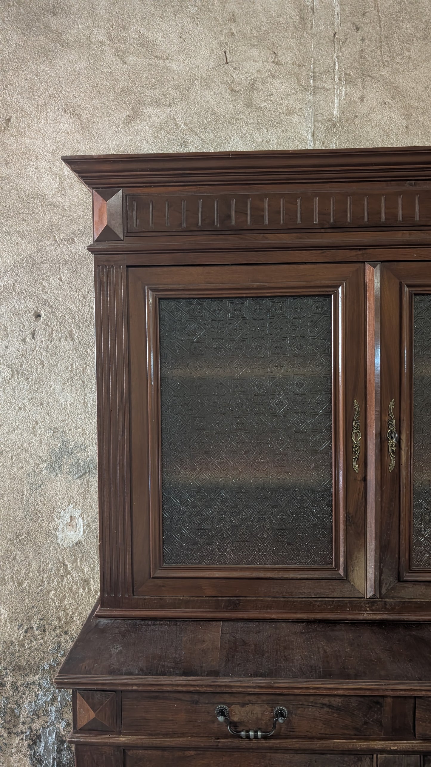 Buffet vitrine en bois massif