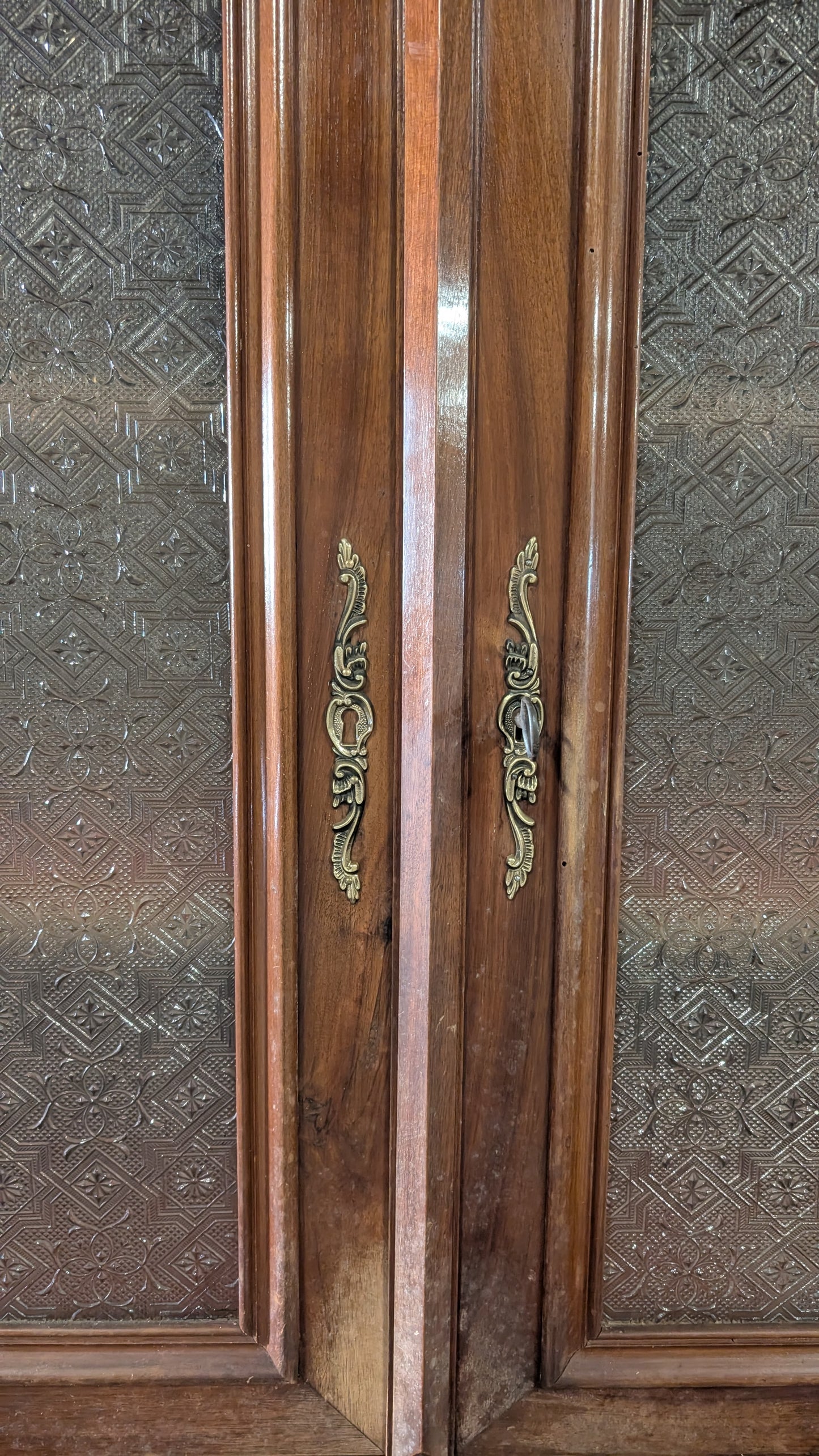 Buffet vitrine en bois massif