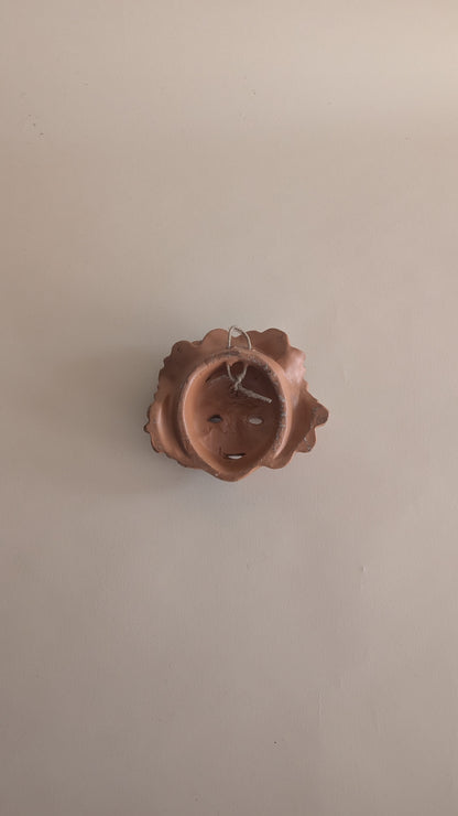 Masque mural vintage en terre cuite – visage d’enfant fleuri