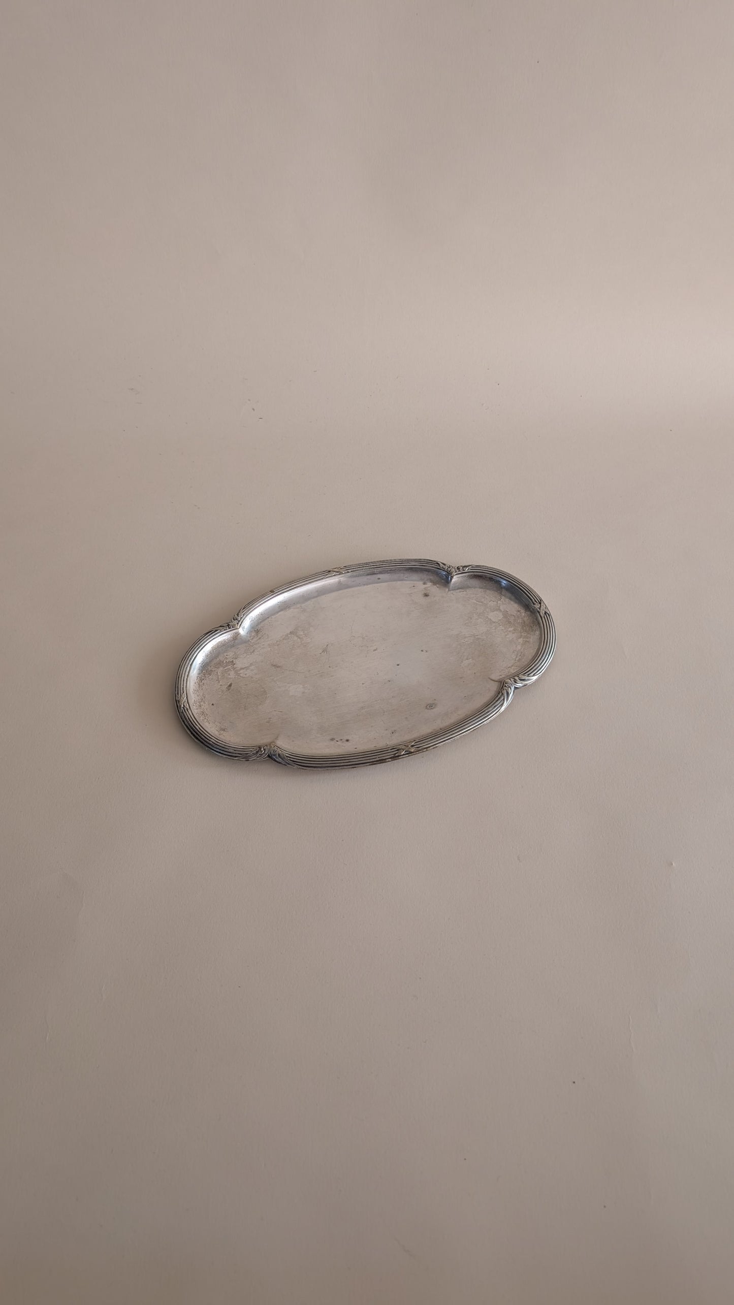 Petit plat en métal argenté