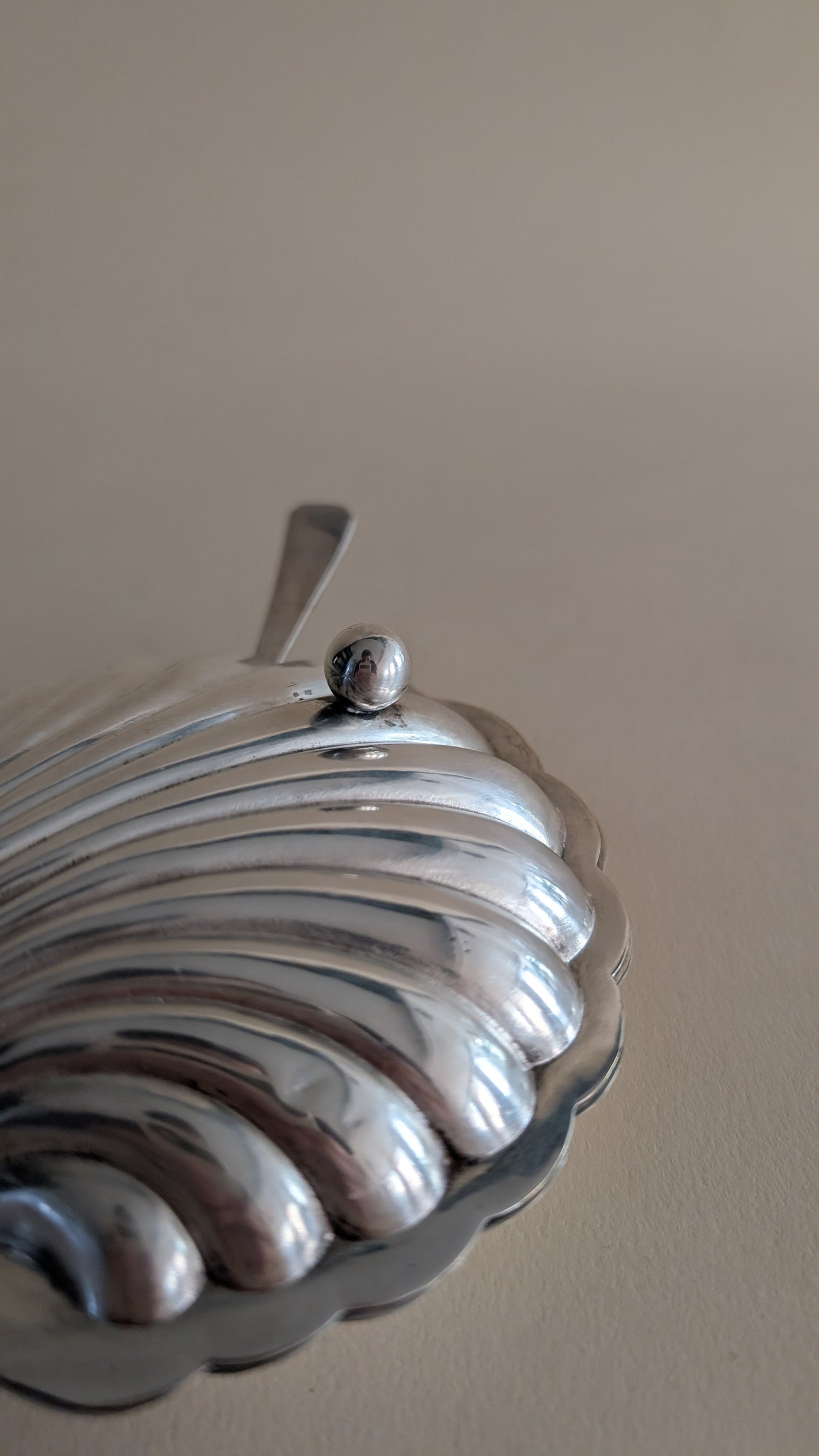 Beurrier en métal argenté avec son couteau