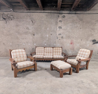 Salon vintage en bois massif avec coussins à carreaux