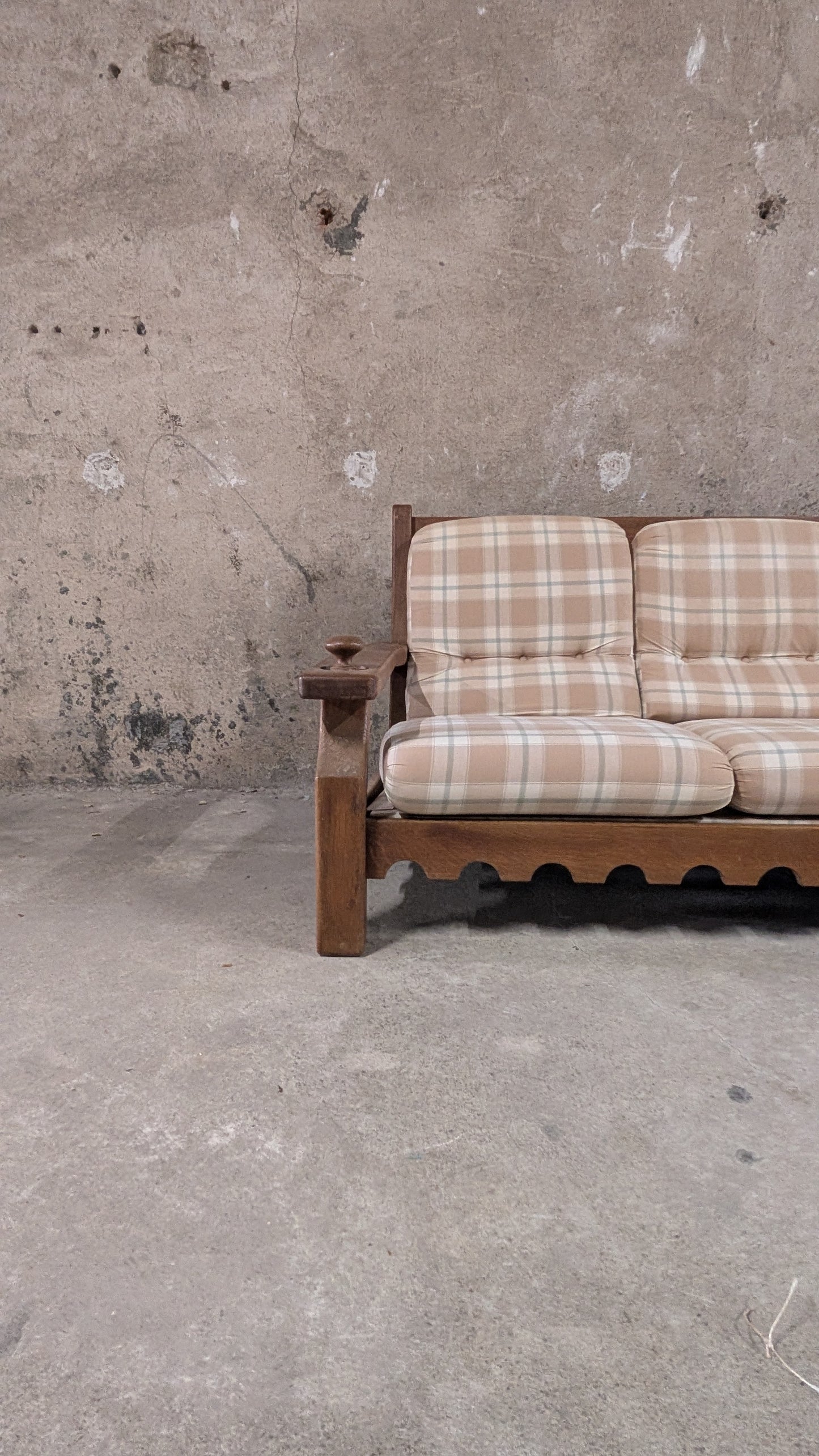 Salon vintage en bois massif avec coussins à carreaux