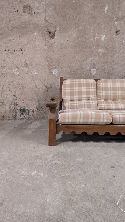 Salon vintage en bois massif avec coussins à carreaux