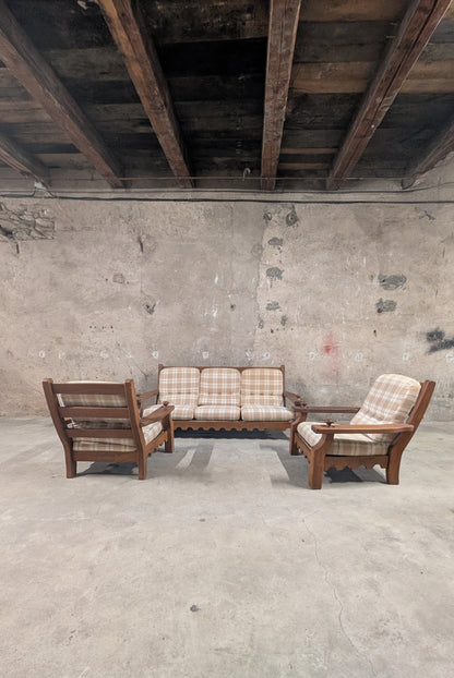 Salon vintage en bois massif avec coussins à carreaux