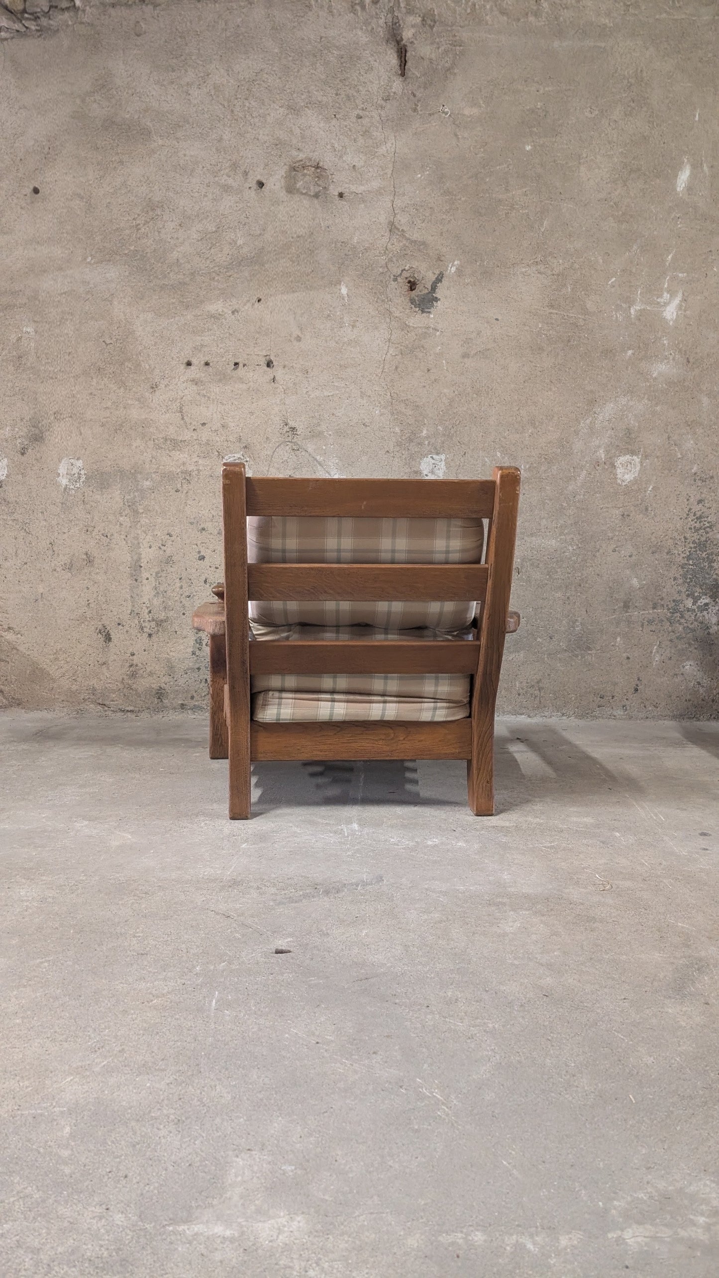 Salon vintage en bois massif avec coussins à carreaux