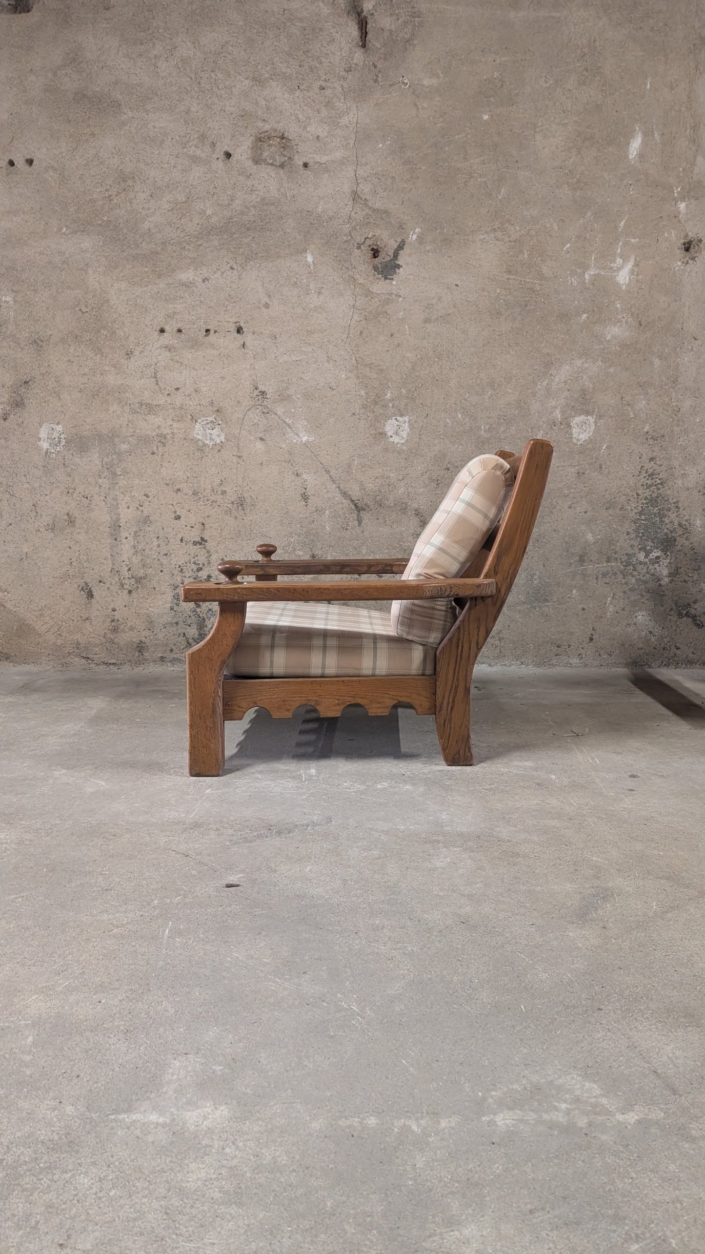 Salon vintage en bois massif avec coussins à carreaux