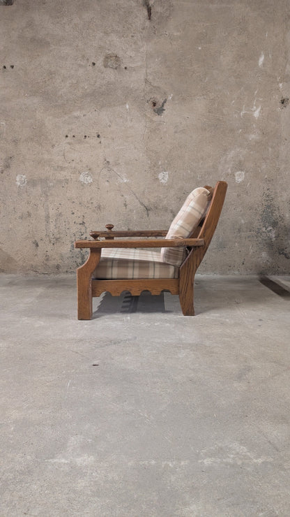 Salon vintage en bois massif avec coussins à carreaux