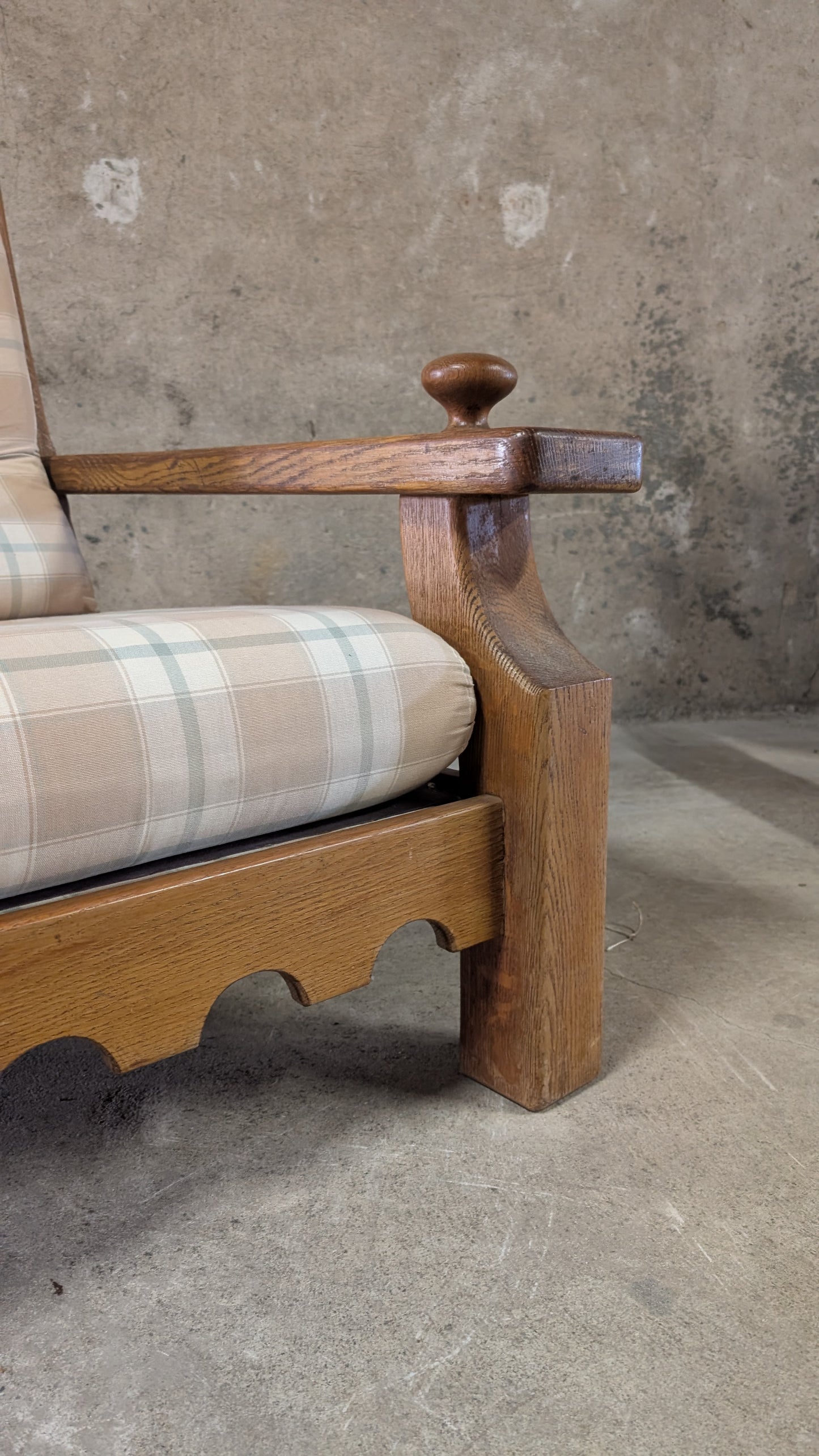 Salon vintage en bois massif avec coussins à carreaux