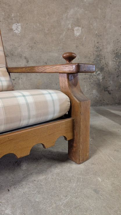 Salon vintage en bois massif avec coussins à carreaux