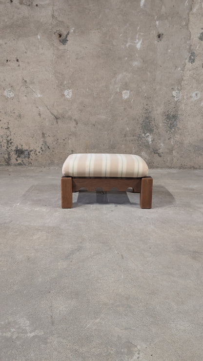 Salon vintage en bois massif avec coussins à carreaux