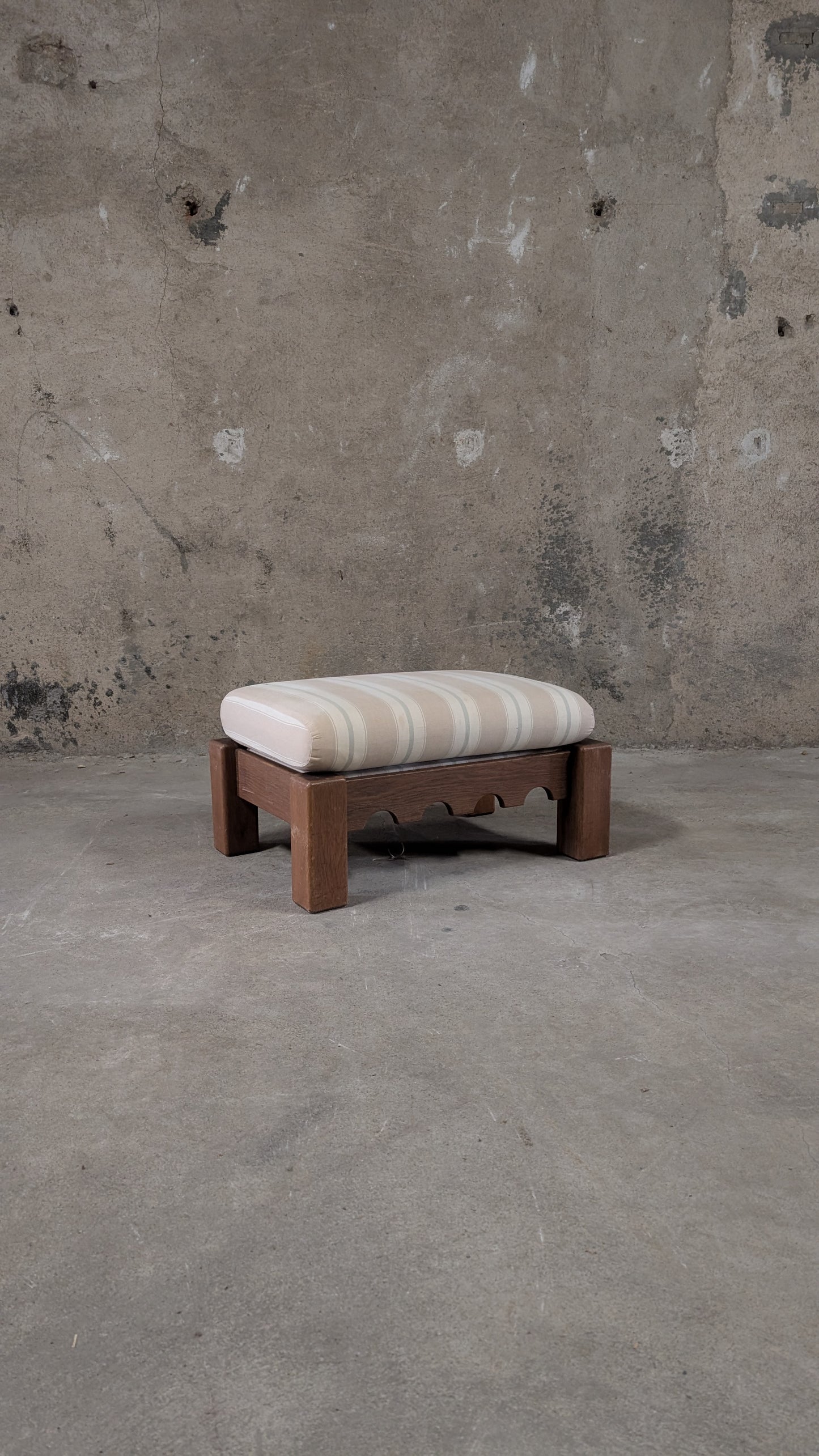 Salon vintage en bois massif avec coussins à carreaux