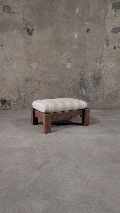 Salon vintage en bois massif avec coussins à carreaux