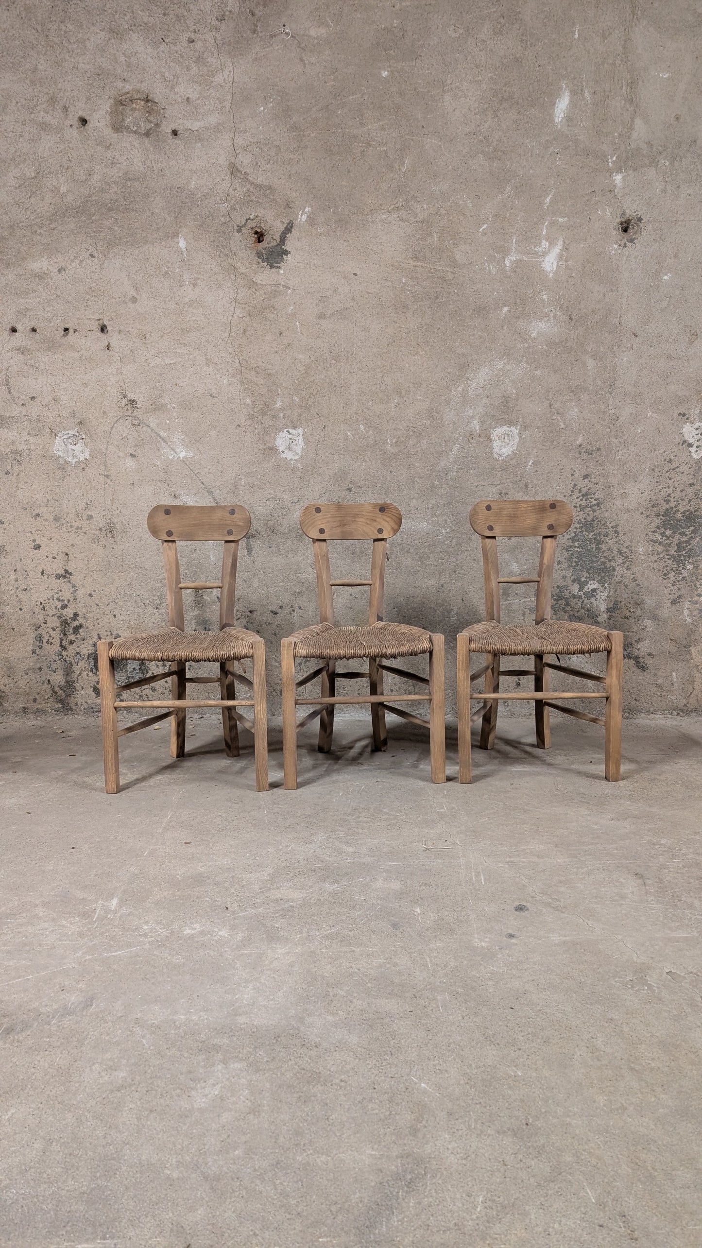 Lot de 3 chaises rustiques en bois et paille tressée