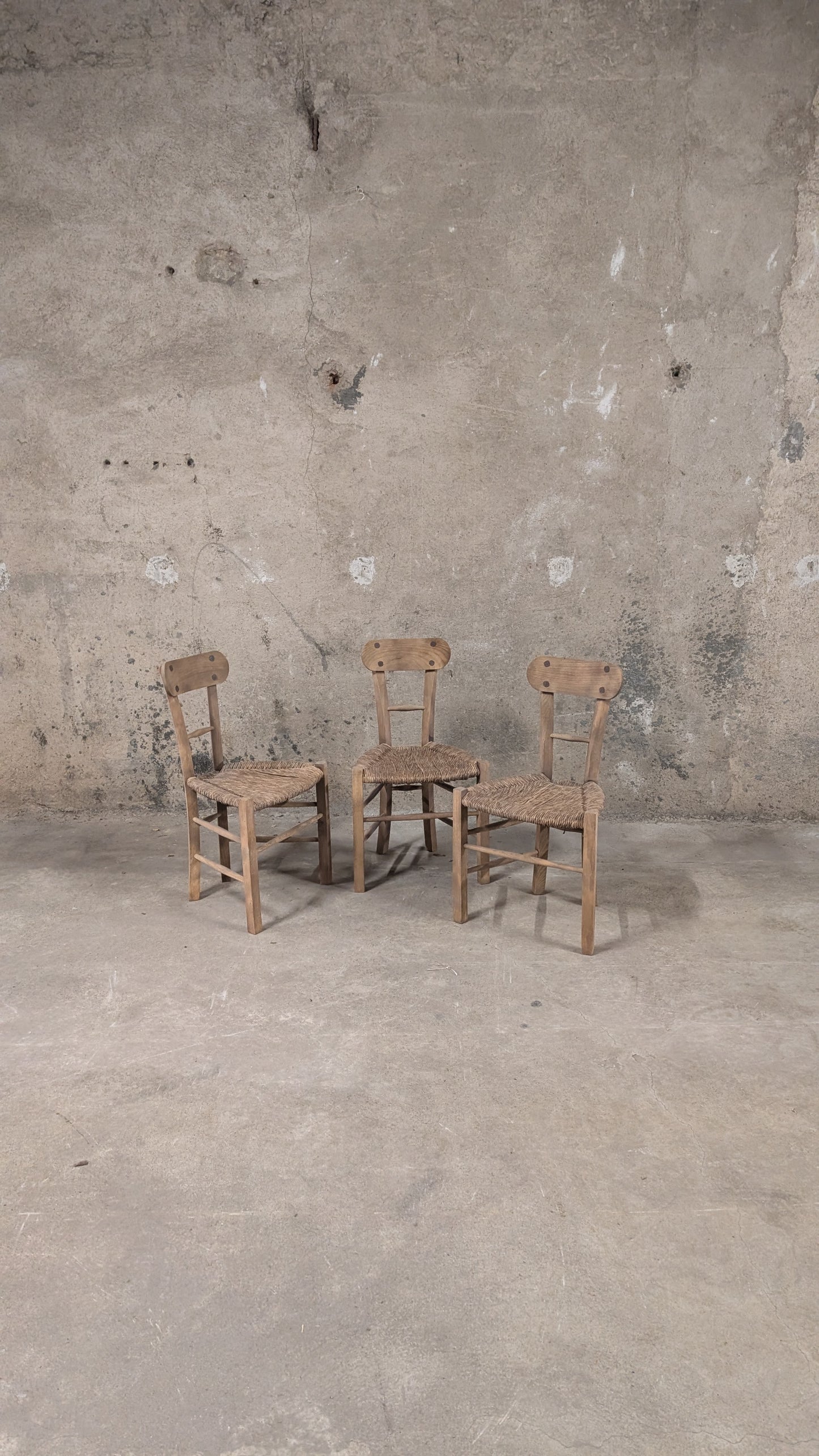 Lot de 3 chaises rustiques en bois et paille tressée