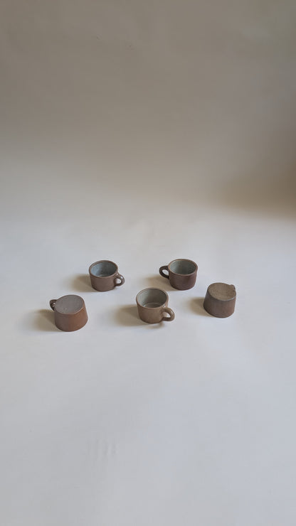Lot de 5 tasses en grès marron