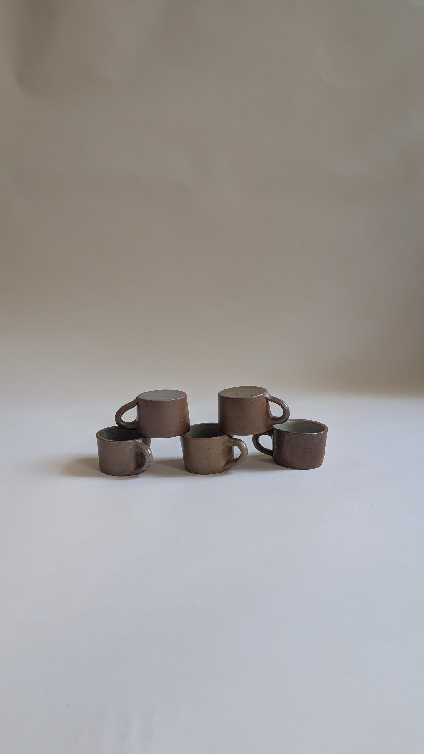 Lot de 5 tasses en grès marron