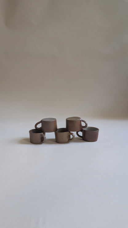 Lot de 5 tasses en grès marron