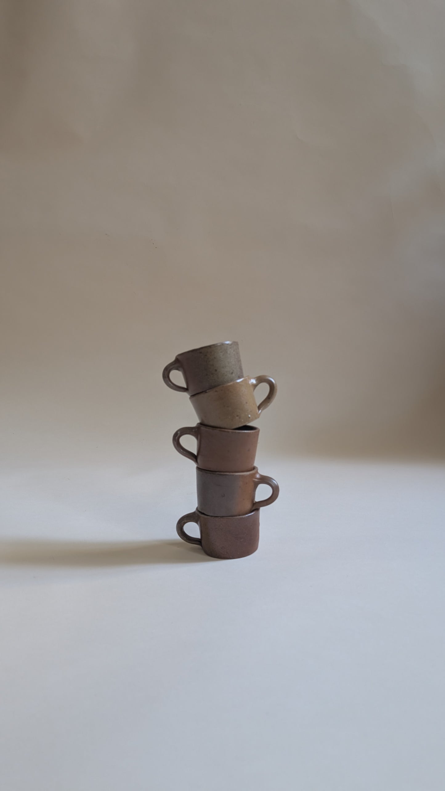 Lot de 5 tasses en grès marron