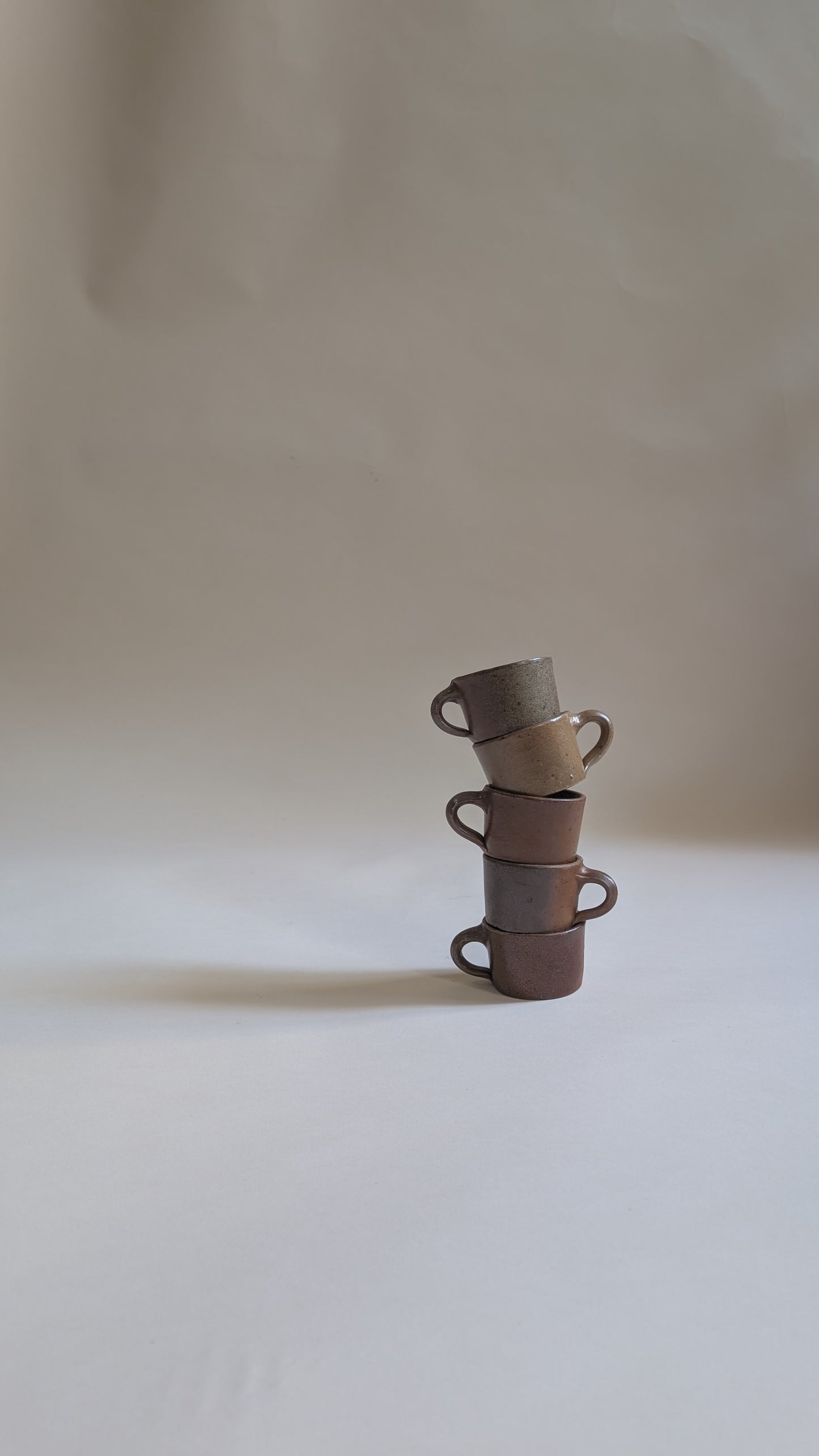 Lot de 5 tasses en grès marron