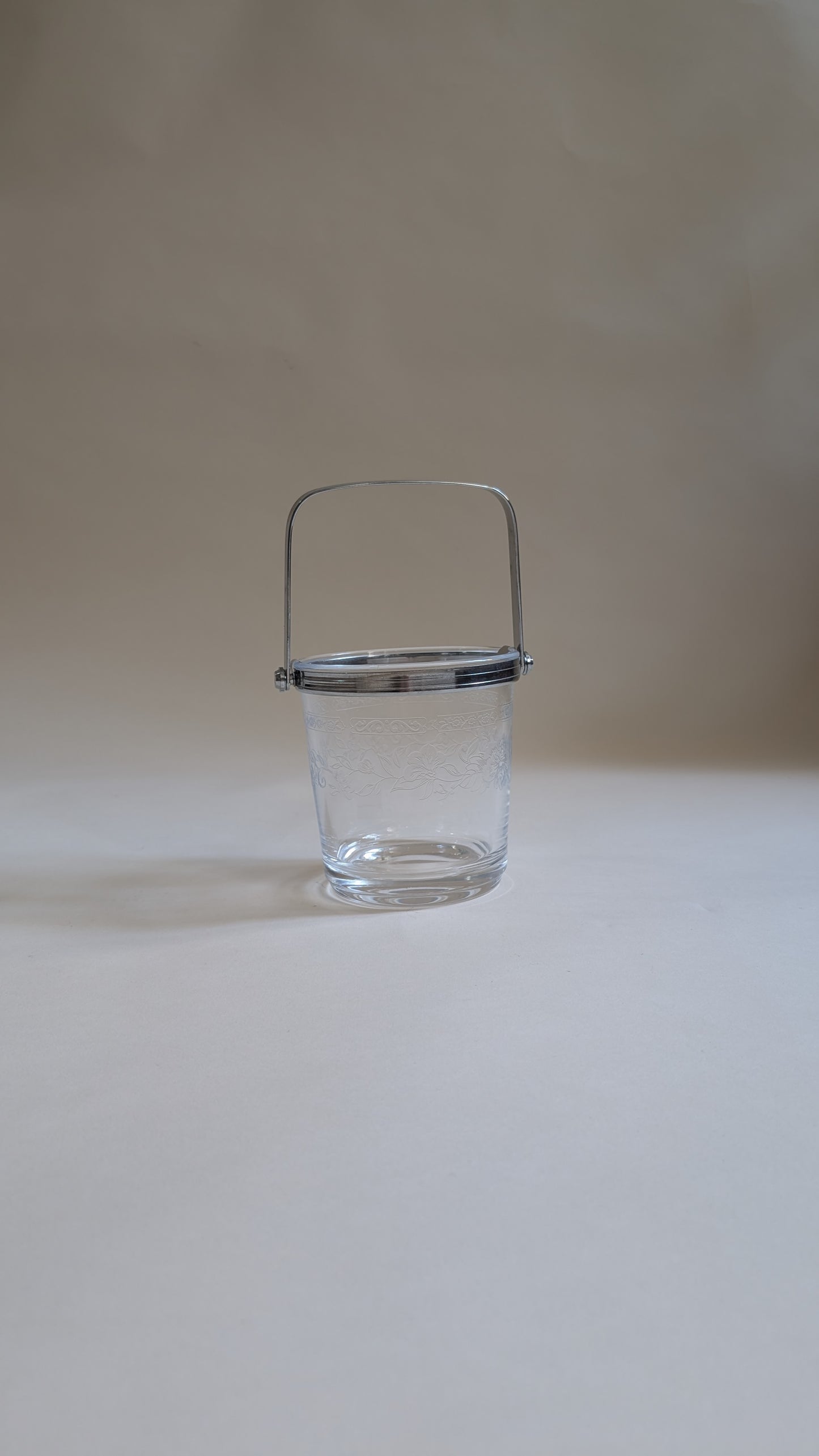 Seau à glace en verre transparent avec un motif floral gravé