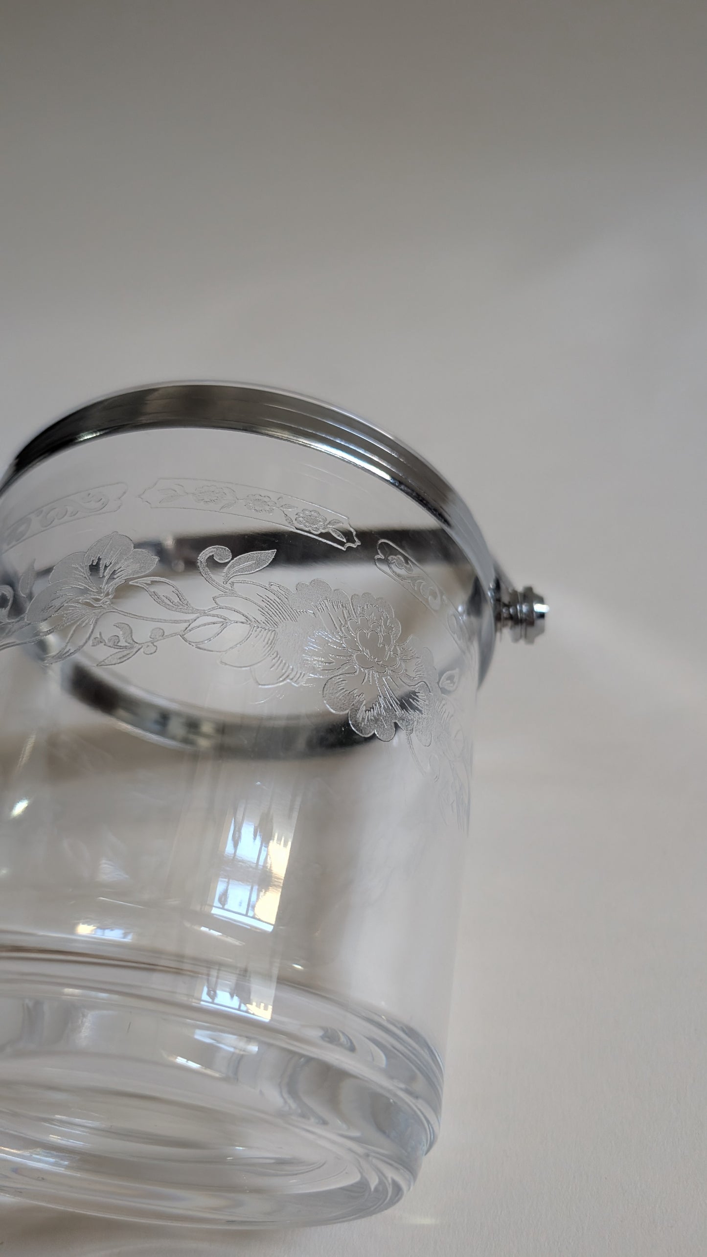 Seau à glace en verre transparent avec un motif floral gravé